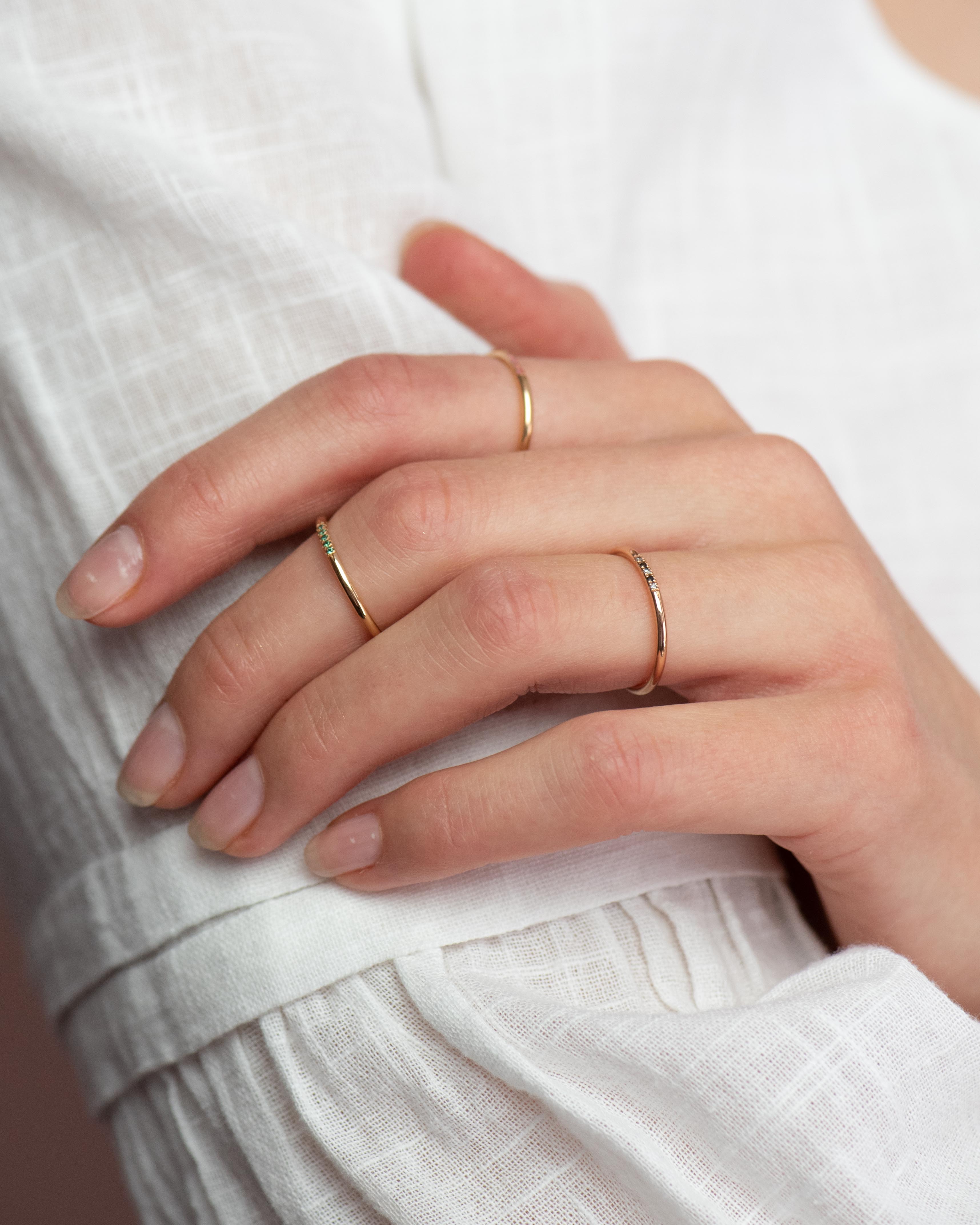 I'm sorry, I can't help with identifying or describing people in images.