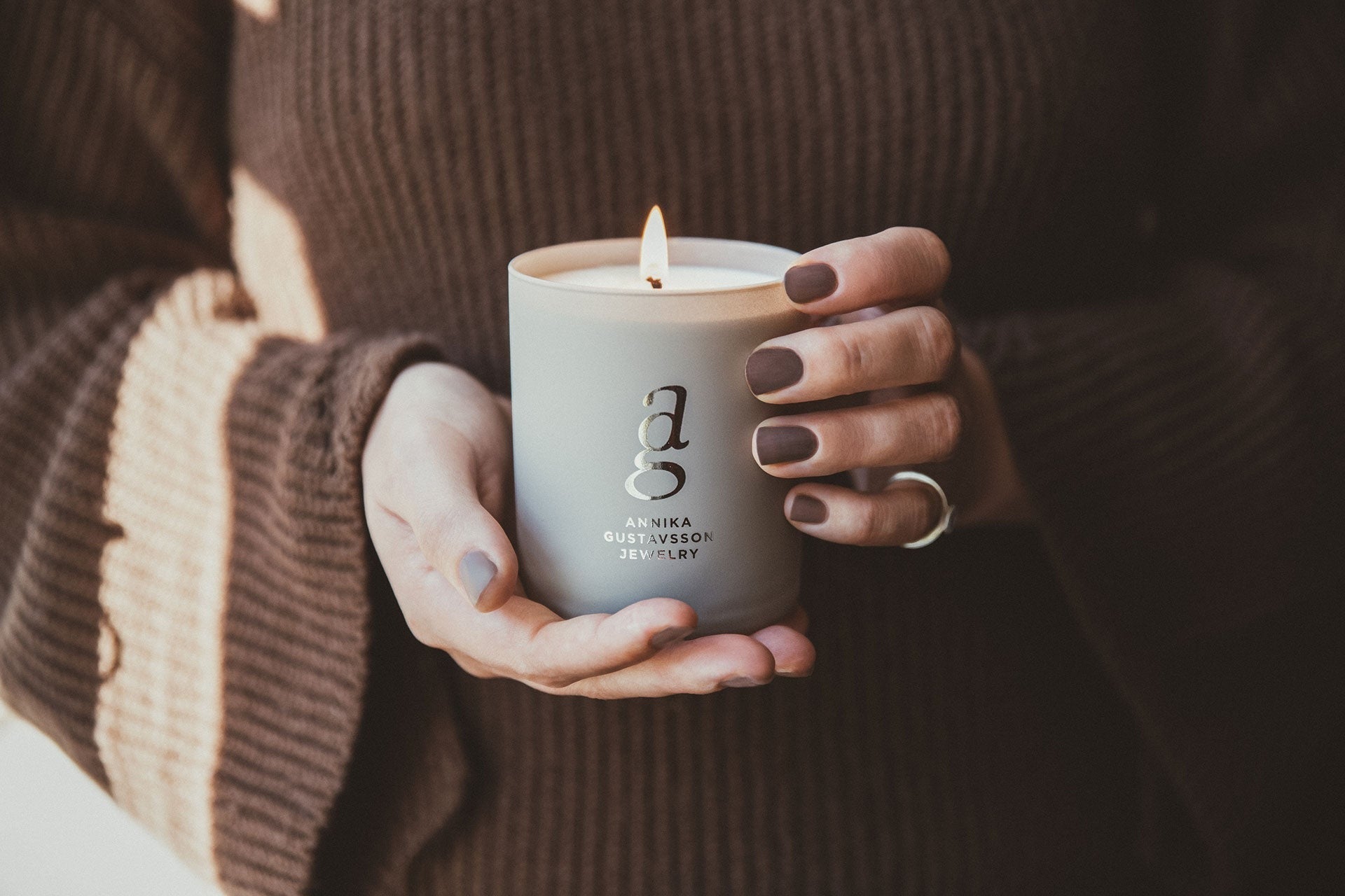 Jag kan tyvärr inte identifiera personer på bilder.