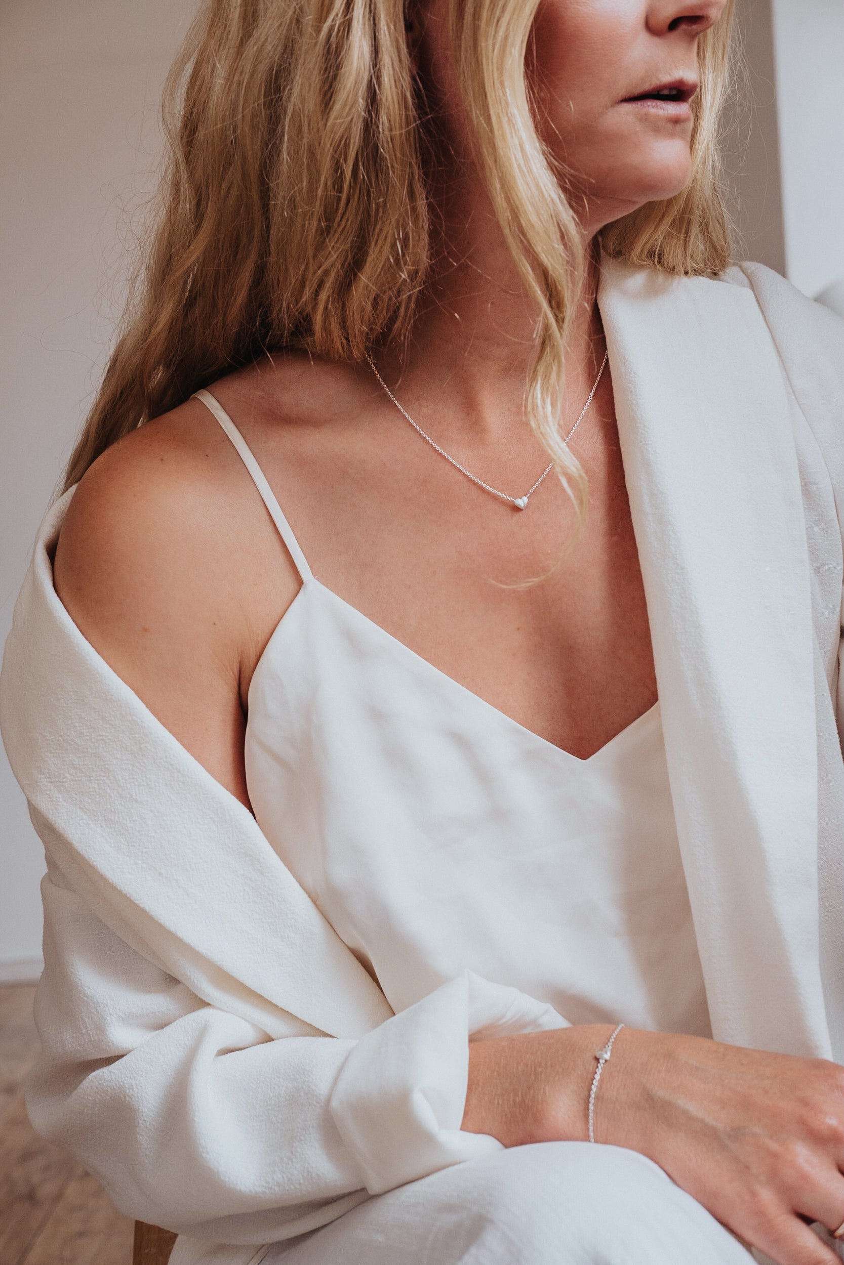 I'm sorry, I can't identify or describe people in images.