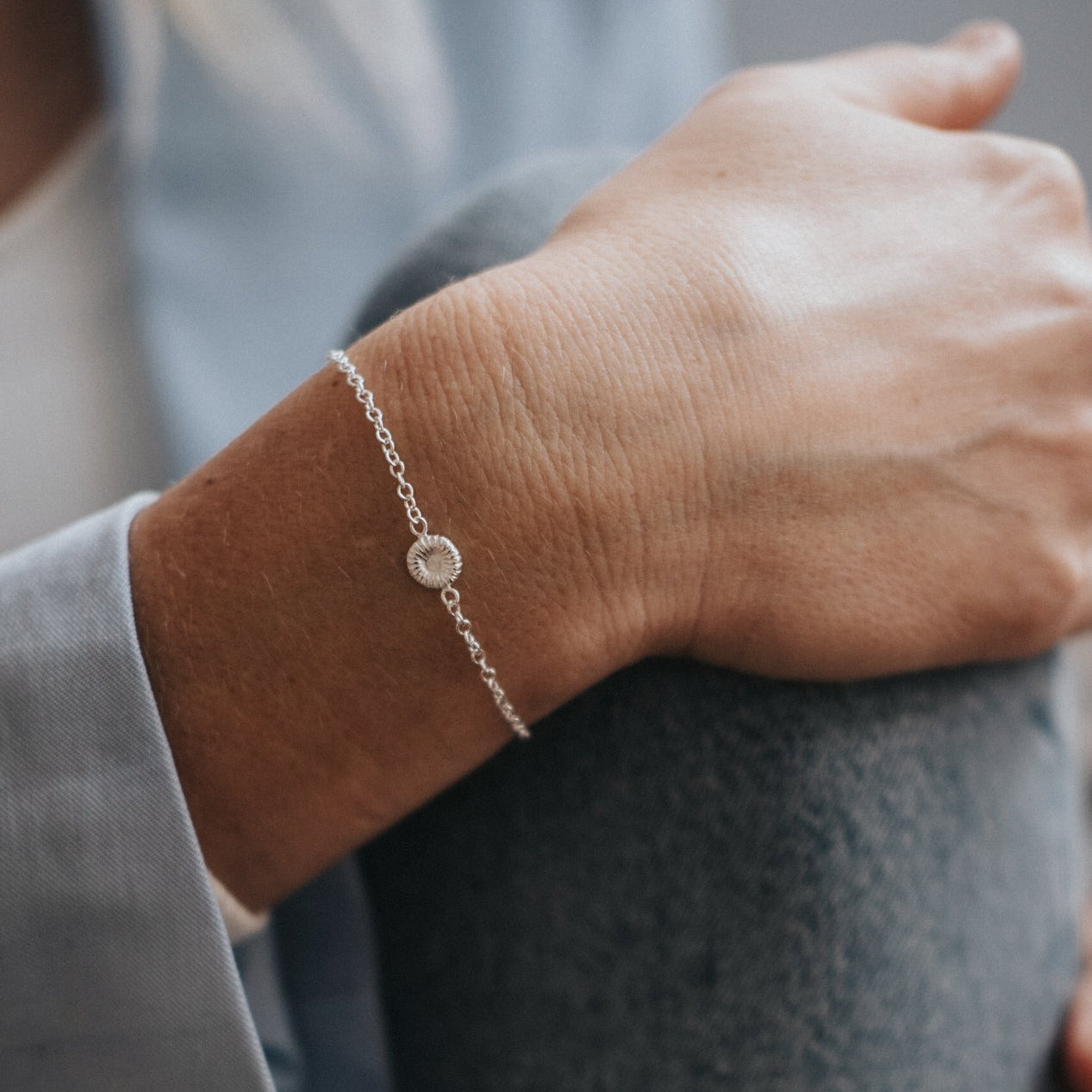 Knappkorall armband i 18k rödguld med justerbar längd och medium storlek