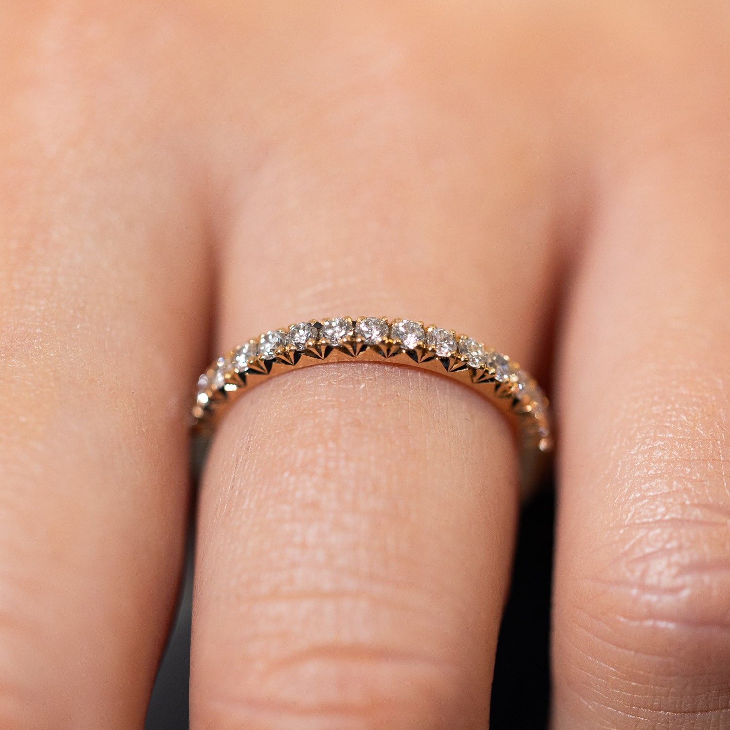 Grynge – Elegant ring i 18k guld med fishtailfattade diamanter