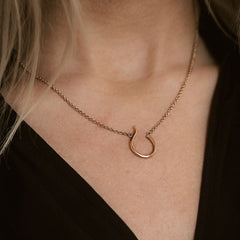 Martall halsband i 18k guld på modell
