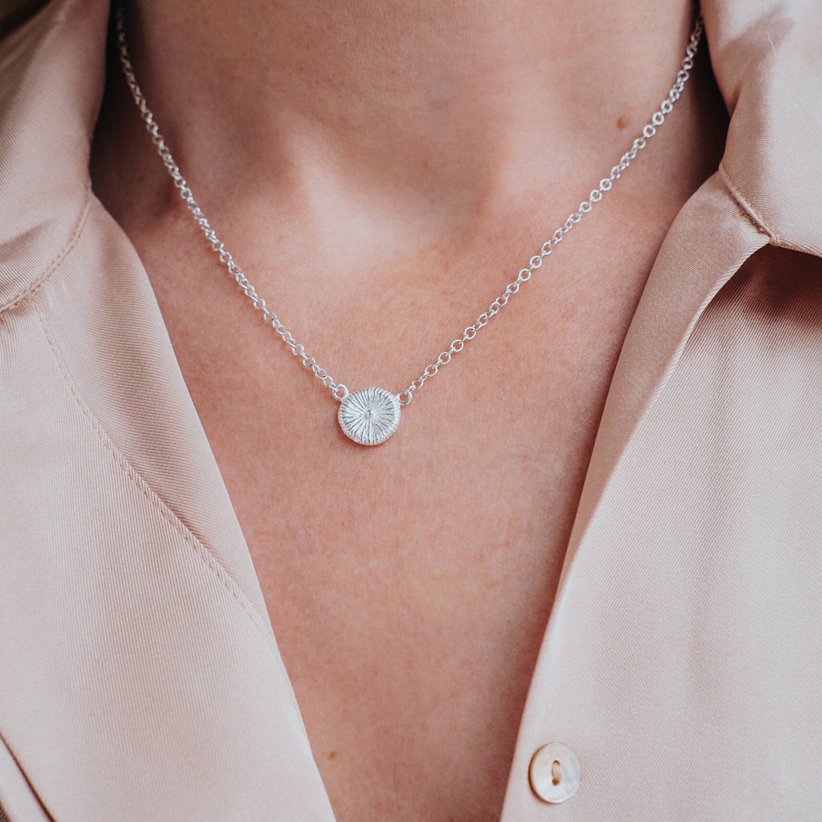 Knappkorall halsband i silver på modell