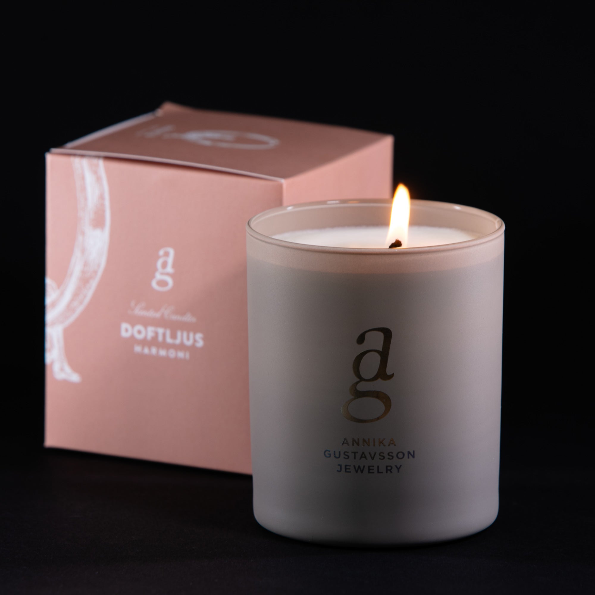 Doftljus Egentid i stilren förpackning med harmonisk låga