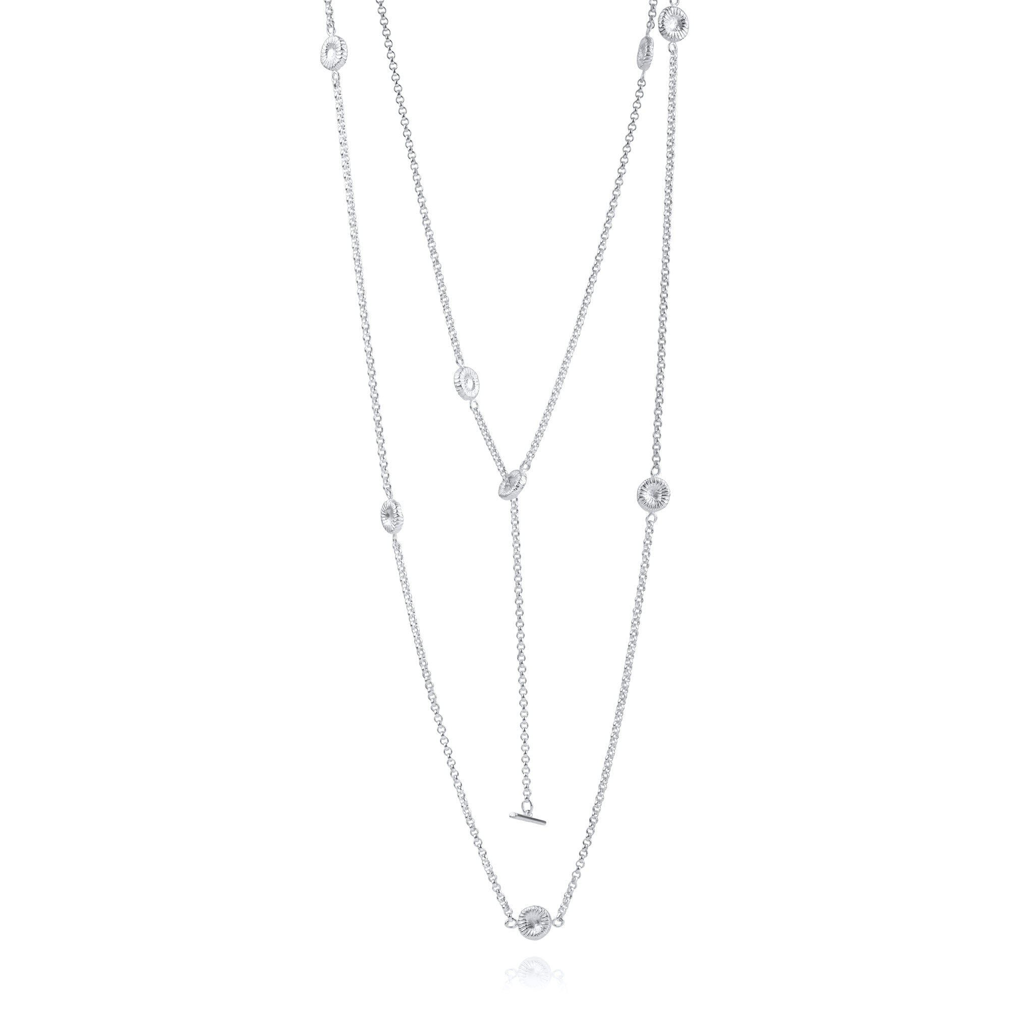 Knappkorallhalsband i silver på vit bakgrund