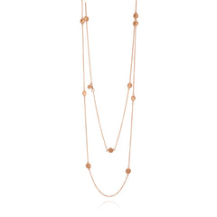 Knappkorallhalsband i roséguld på vit bakgrund