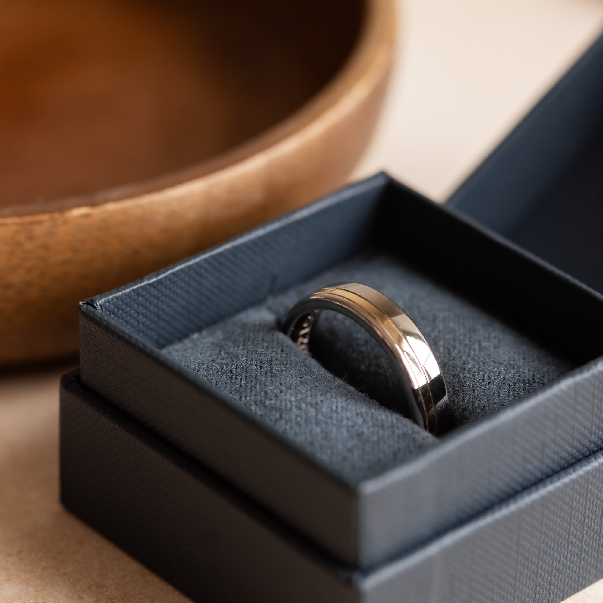 Herrvik - Ring i vitguld med spår i rödguld