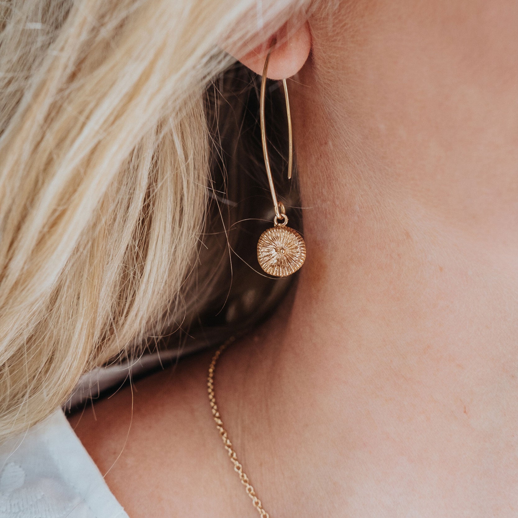 Knappkorall örhänge i guld på lång krok