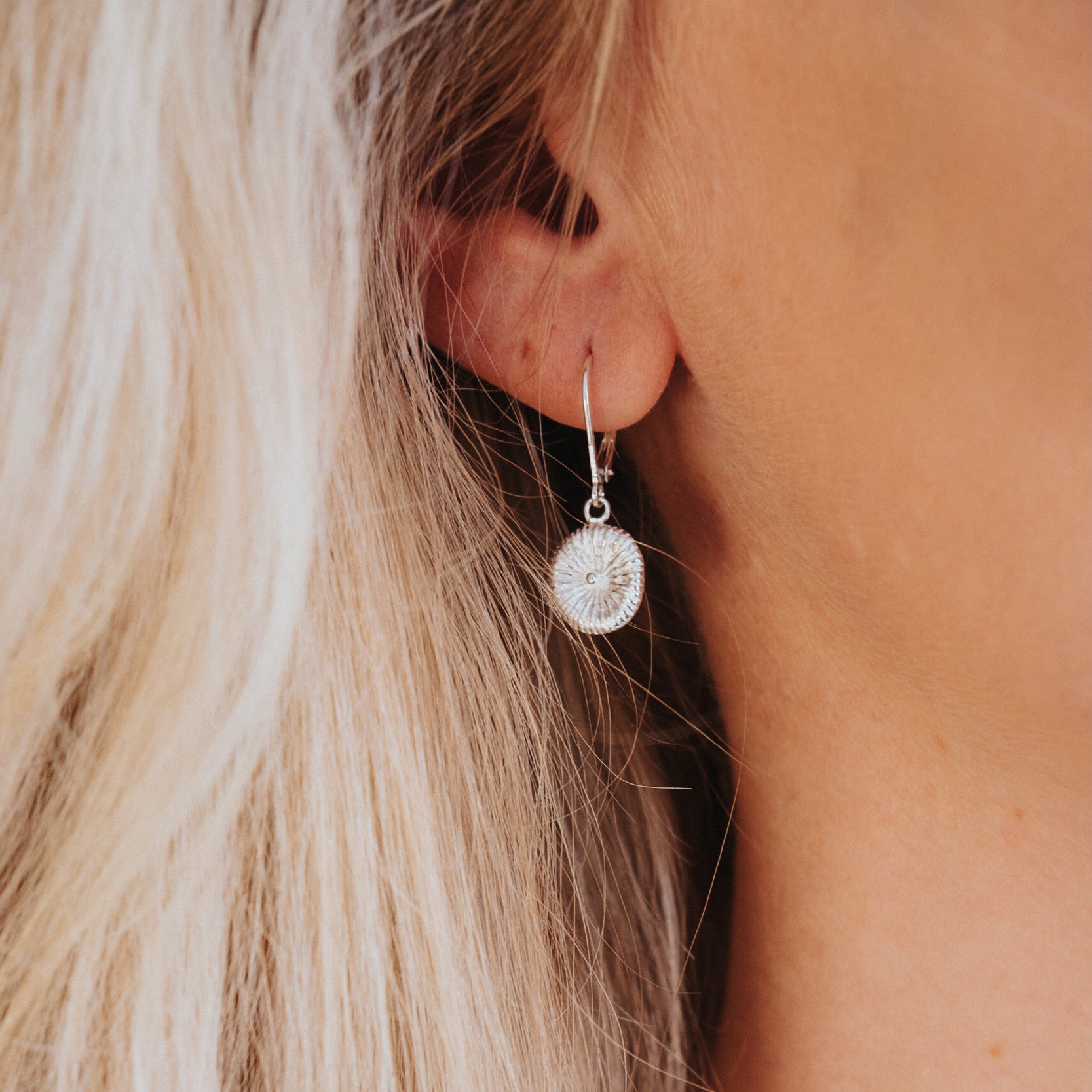 Knappkorall örhänge på kort krok, bärs av modell