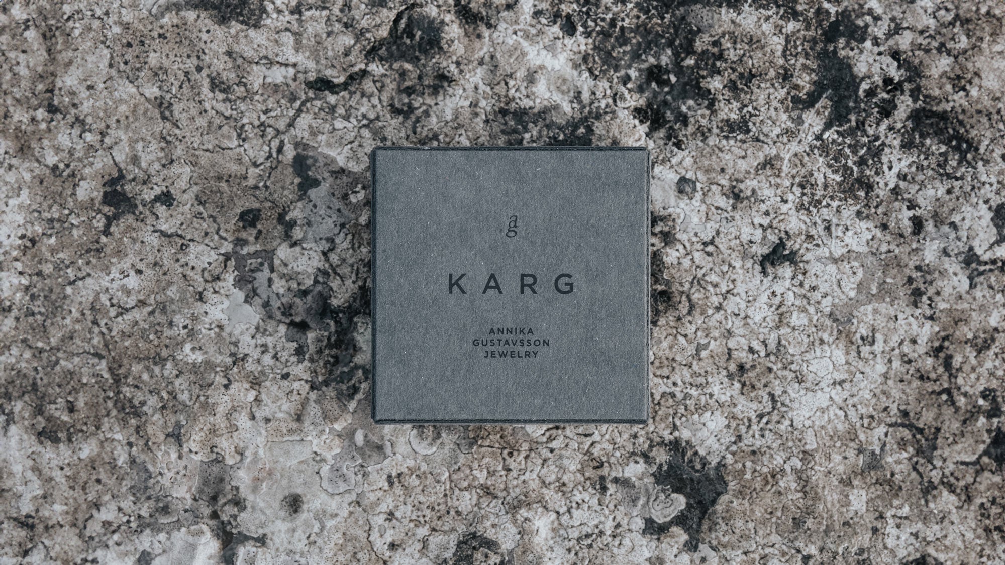 KARG ask på stenig yta i naturligt ljus