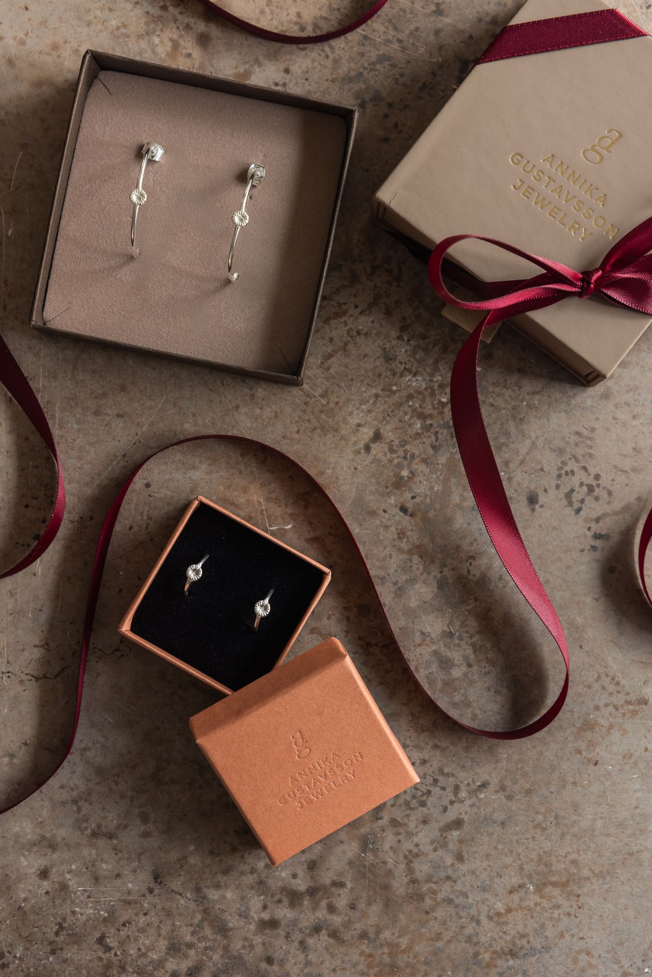 Julkit - Knappkorall örhängen - Creoler (Små & Stora) - Silver