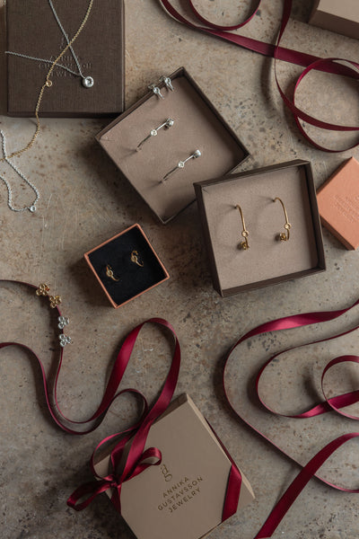 Julkit - Knappkorall örhängen - Creoler (Små & Stora) - Silver