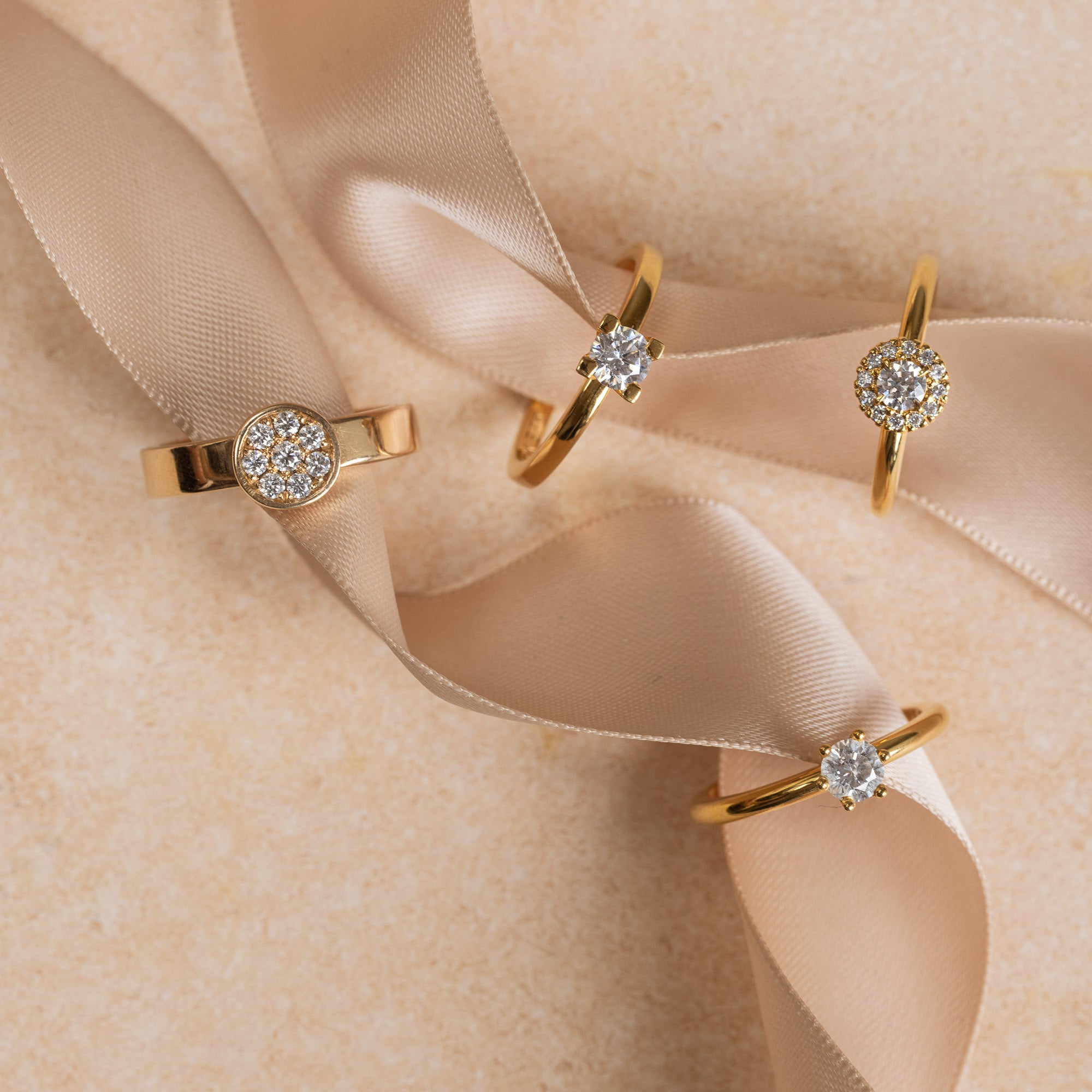 Själsö – Smal solitärring i 18k guld med briljantkrans