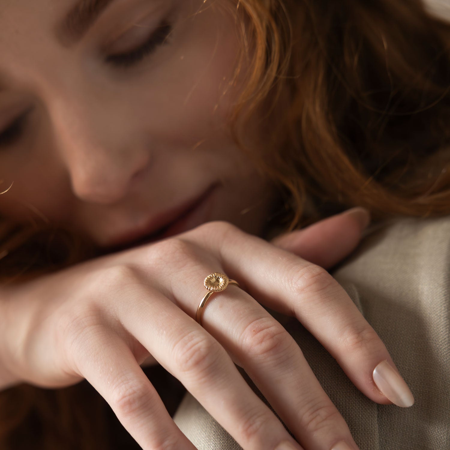 Knappkorall ring i 18k guld med fossil design