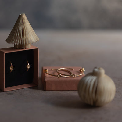 Julkit - Knappkorall örhängen - Creoler (Små & Stora) - 18k guld