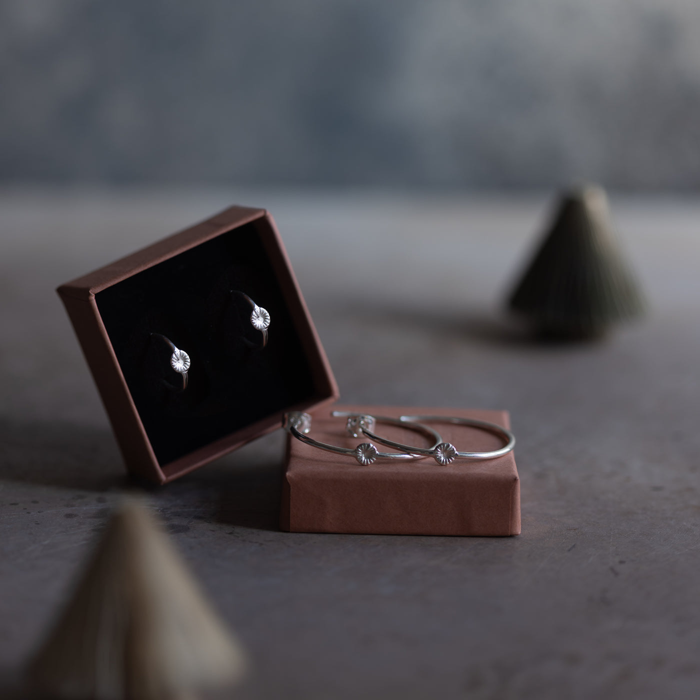 Julkit - Knappkorall örhängen - Creoler (Små & Stora) - Silver