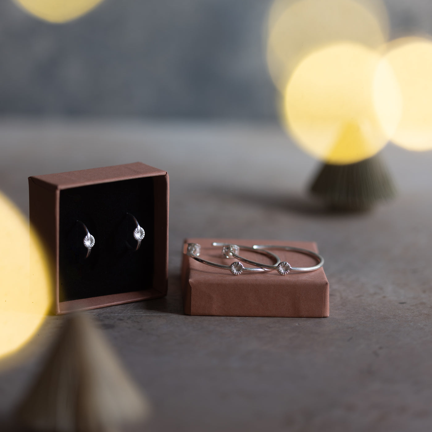 Julkit - Knappkorall örhängen - Creoler (Små & Stora) - Silver