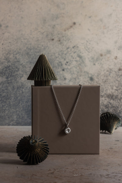 Julkit - Knappkorall halsband m-korall vitguld med diamant + VG kedja