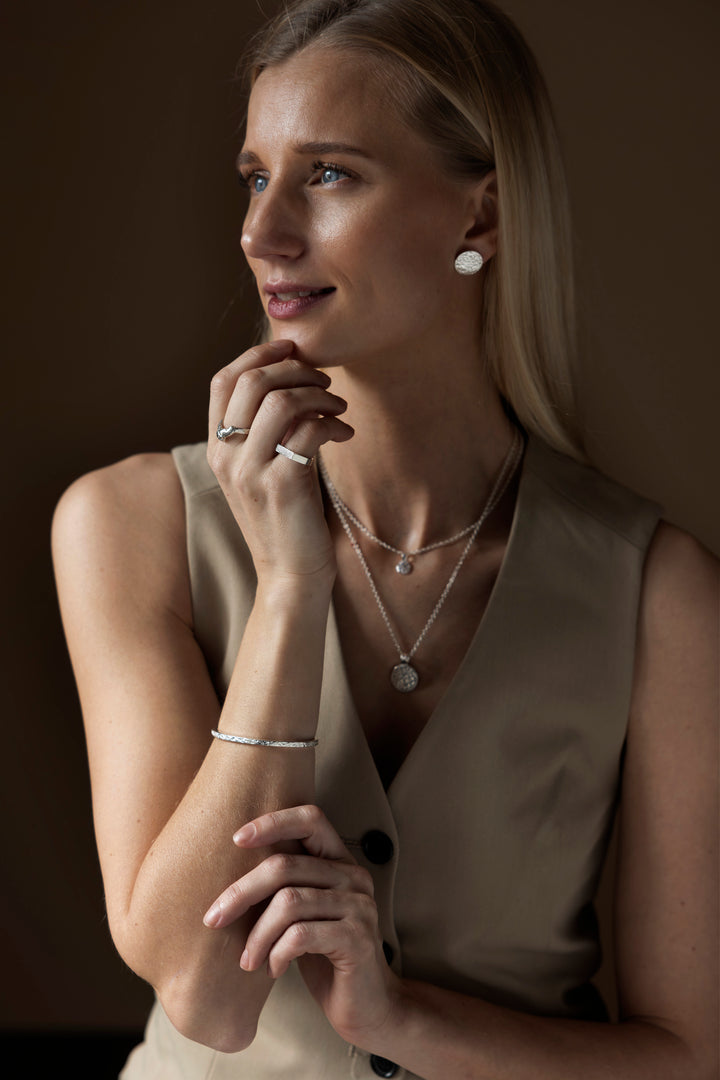 KARG - Guld örhänge studs stor, elegant design