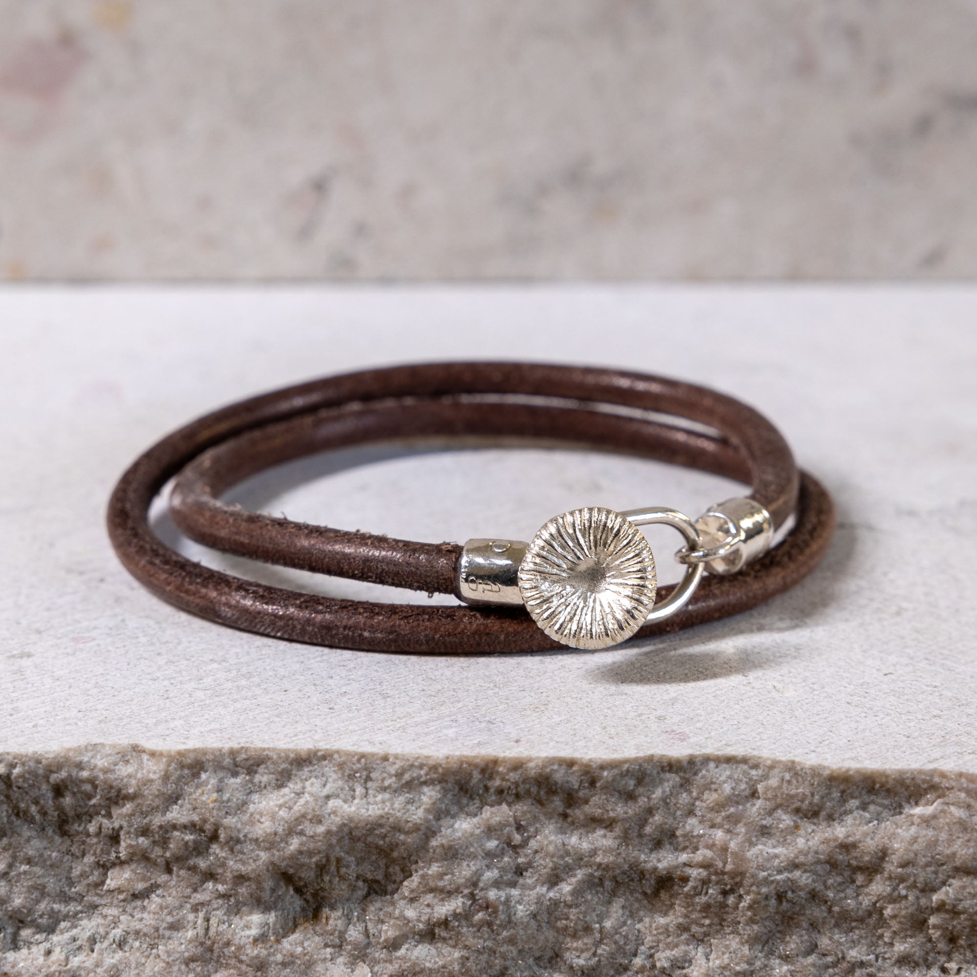 Knappkorall Läderarmband i Silver