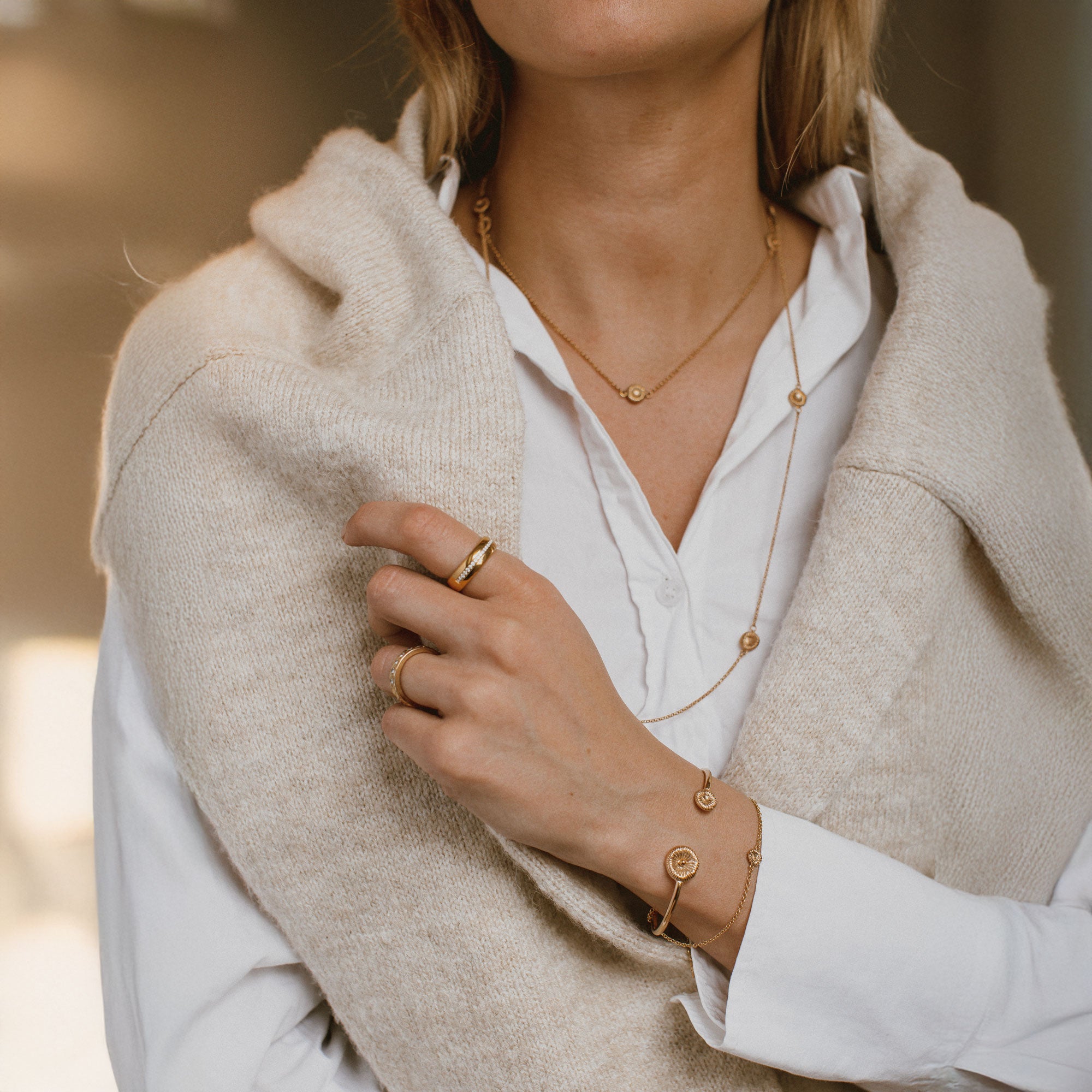 Knappkorall stelt armband i silver på handled