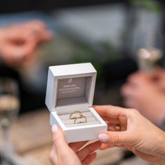 Förlovningsringar i elegant ask