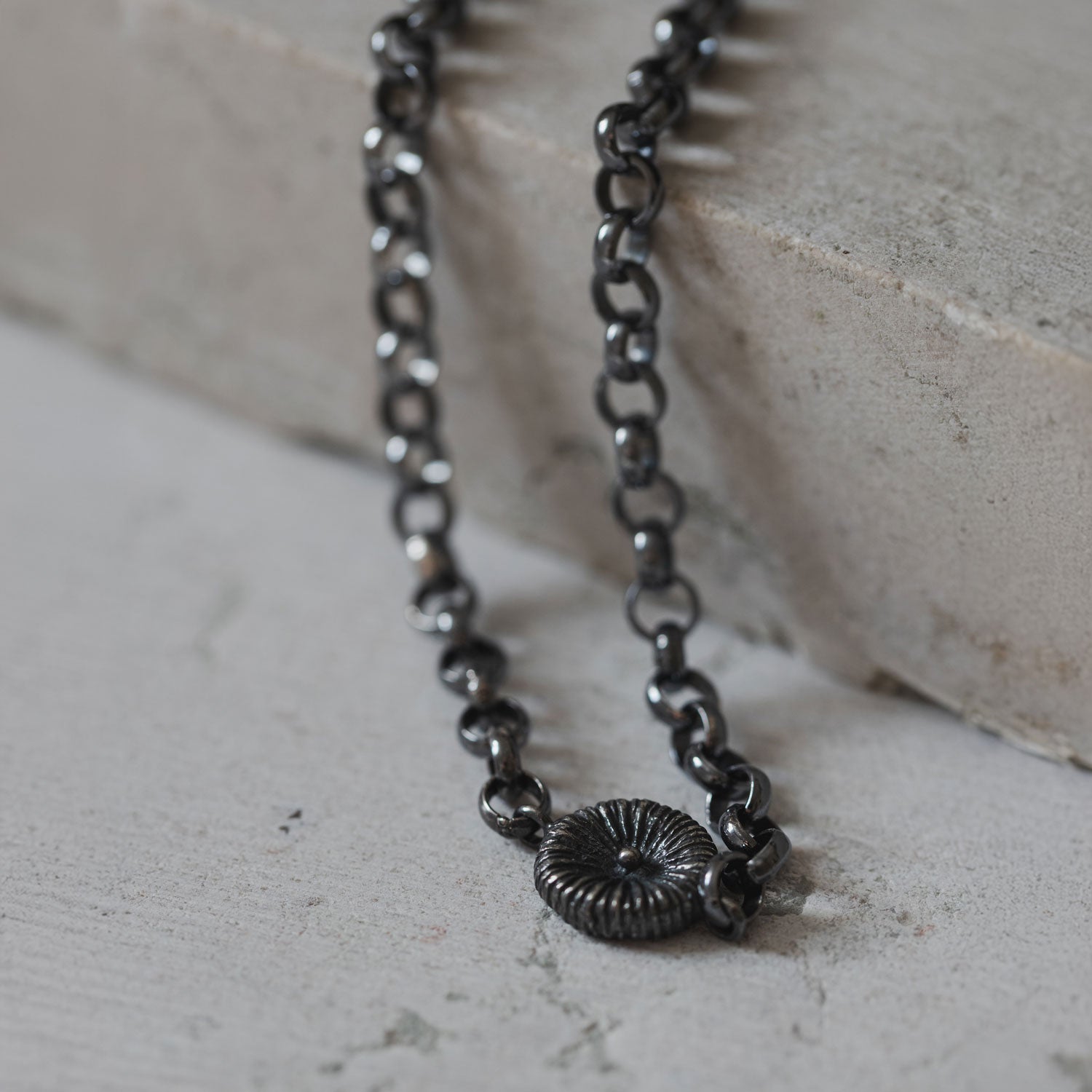 Elegant armband med grov kedja och knappkorall i silver