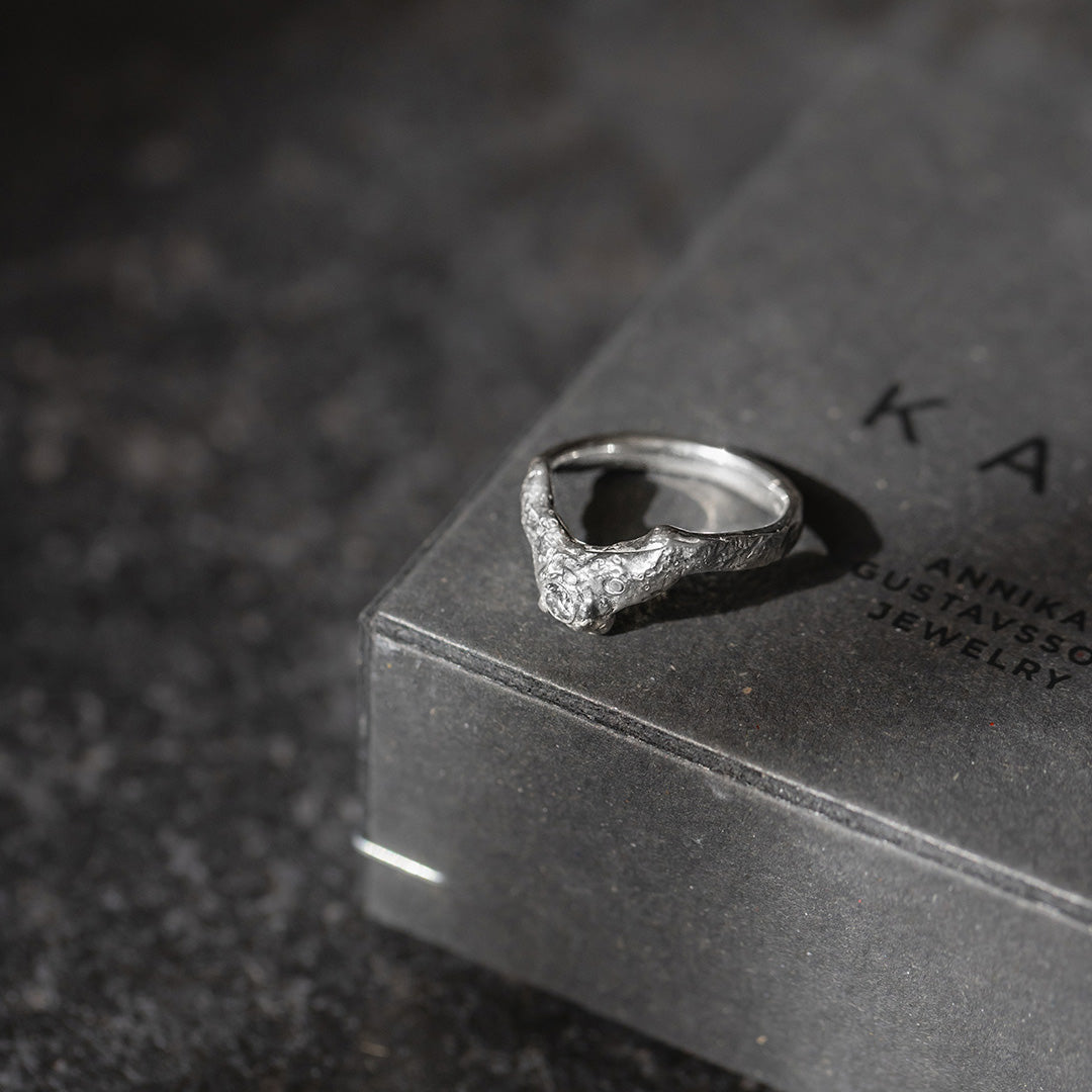 KARG - Ring hällmark V-form