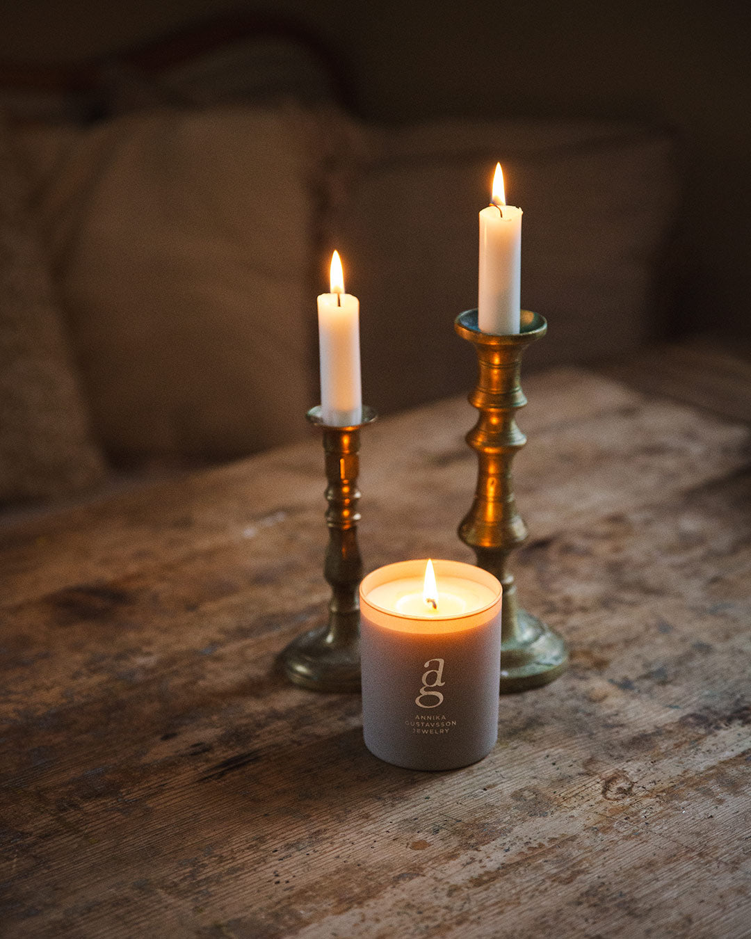 Tända doftljus Karg på rustikt bord