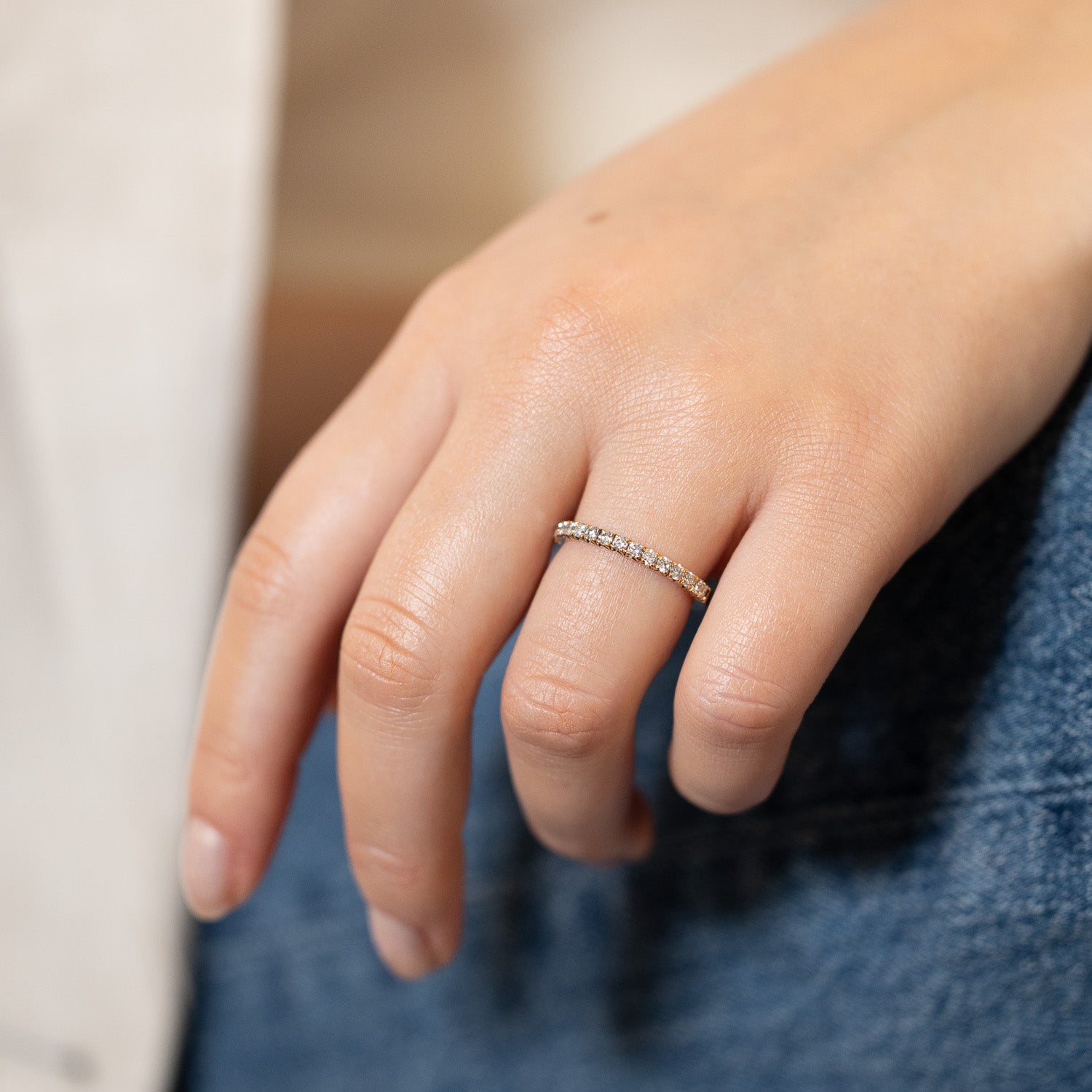 Grynge – Elegant ring i 18k guld med fishtailfattade diamanter