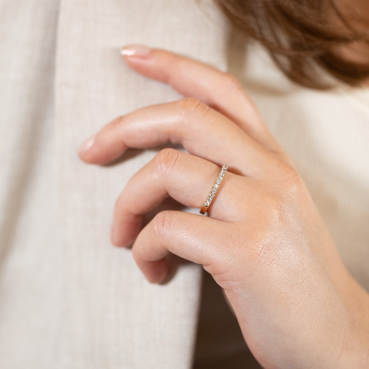 Grynge – Elegant ring i 18k guld med fishtailfattade diamanter