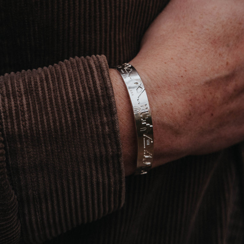 Stort Visby armband i silver på handled