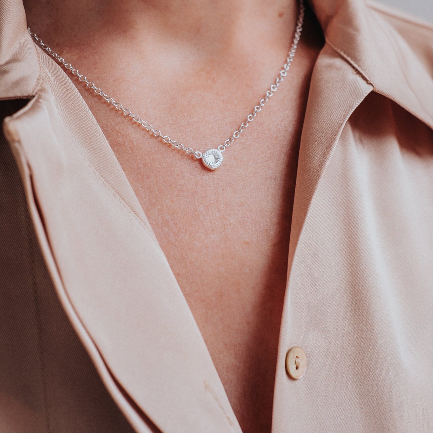 Knappkorall halsband i silver på modell