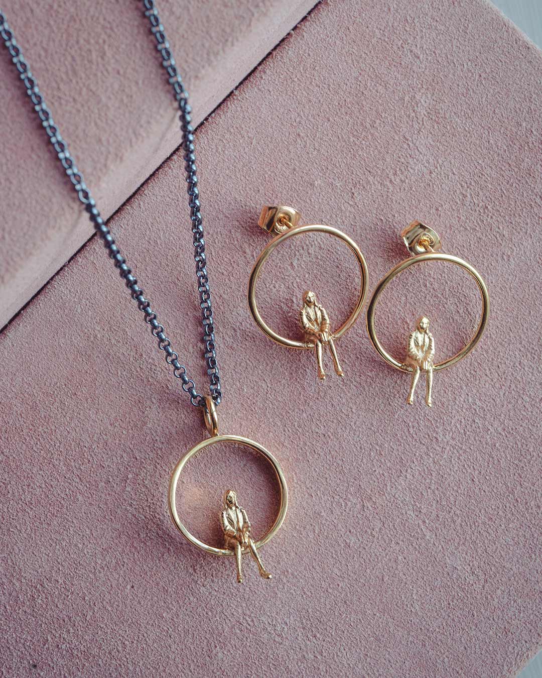 Egentid smyckeset med örhängen och halsband i guld