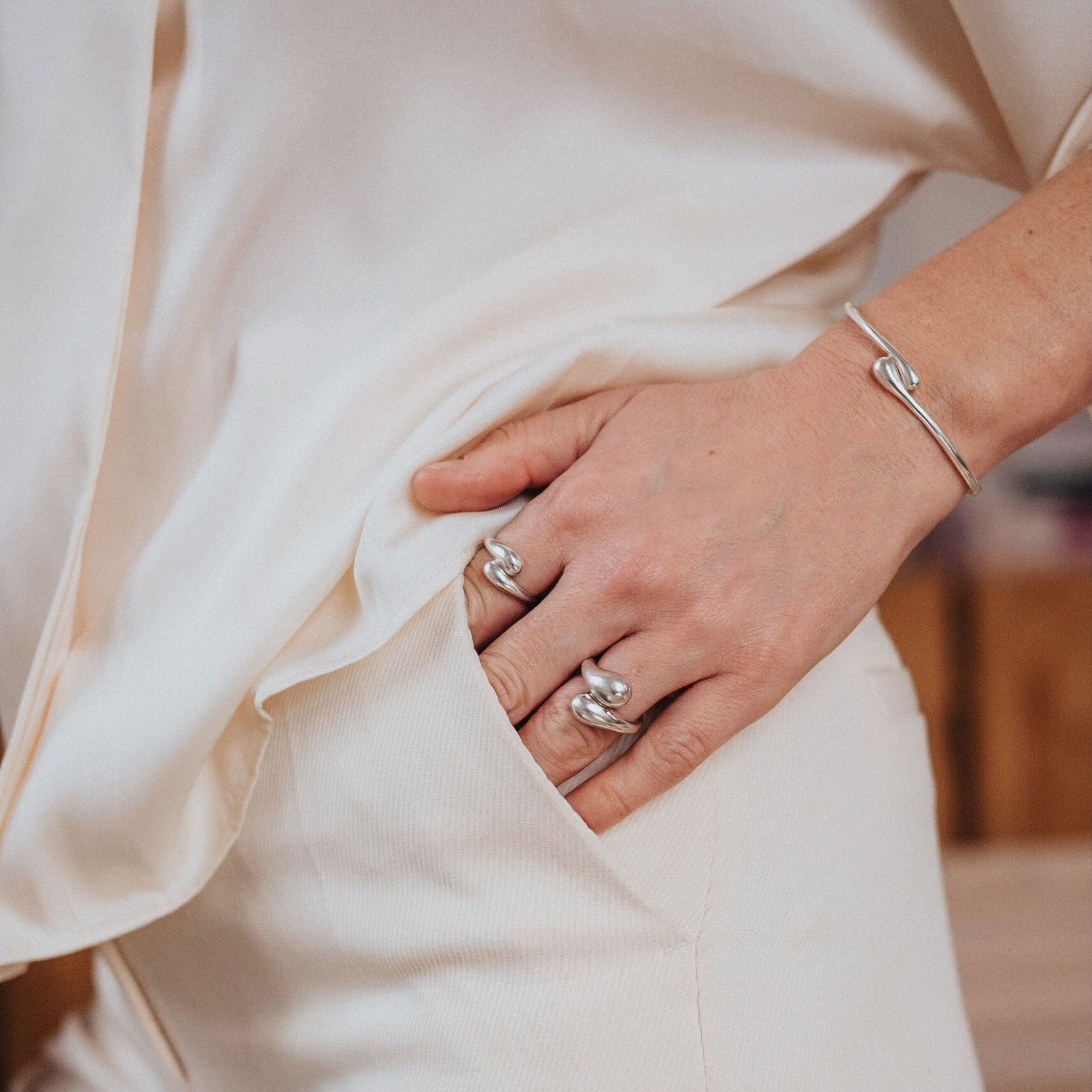 Stilfull ring och armband i silver på hand
