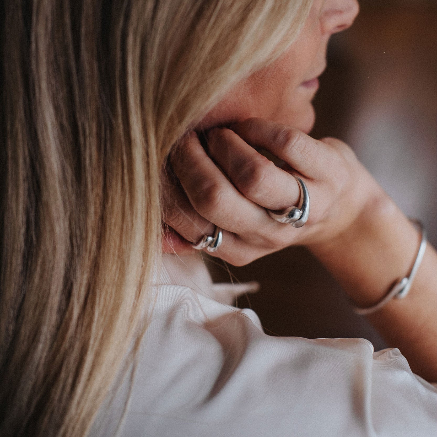 Kvinna med silverring och armband, elegant stil