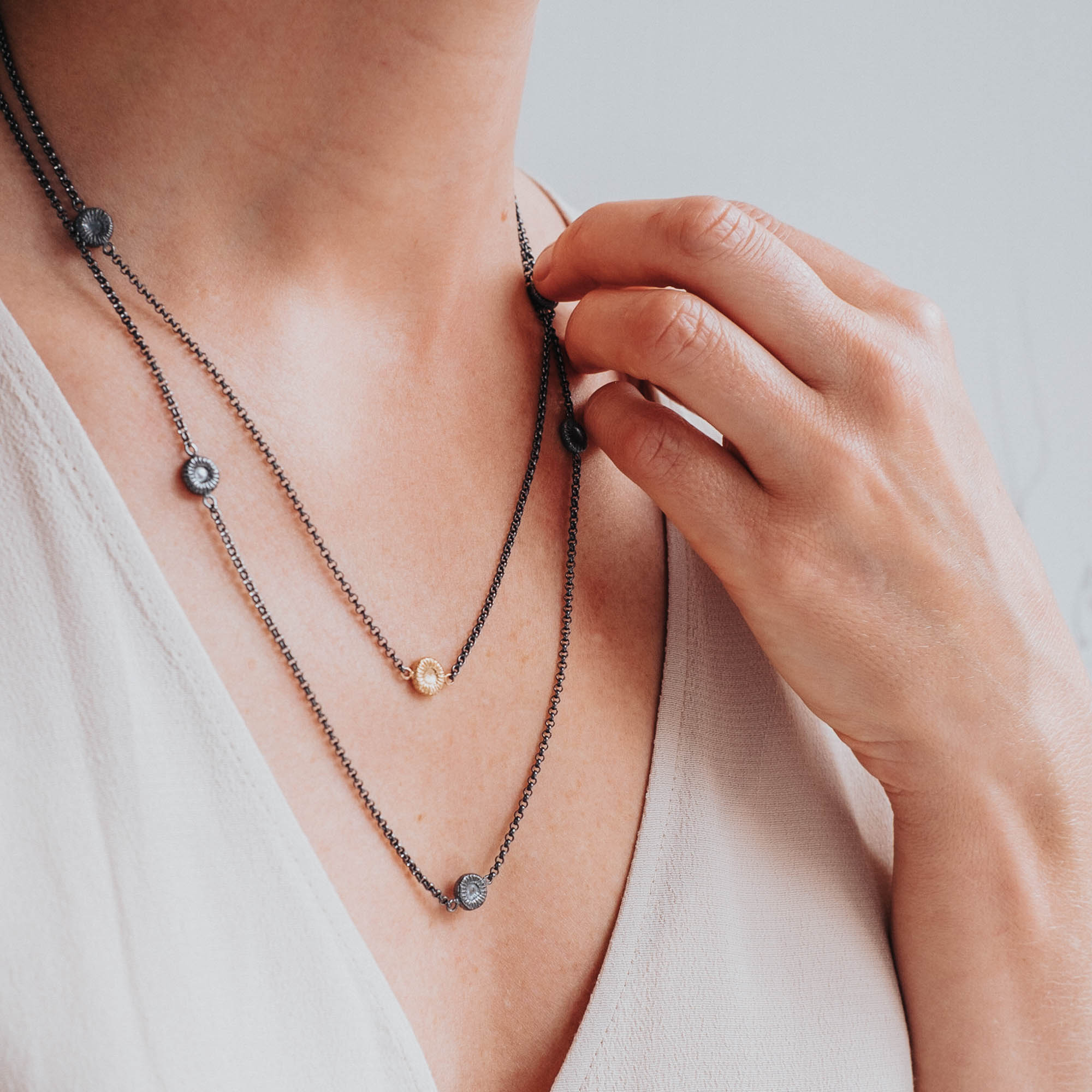 Kort svart knappkorallhalsband på kvinna