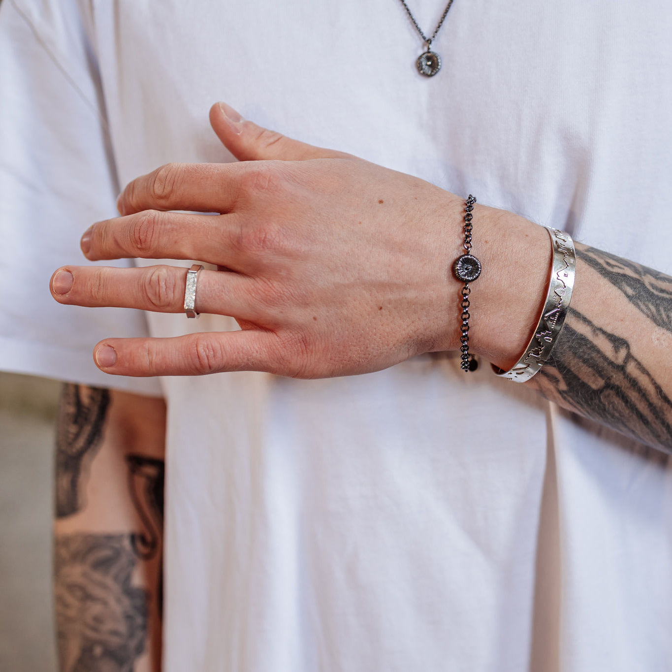 Visby armband i silver tillsammans med andra smycken