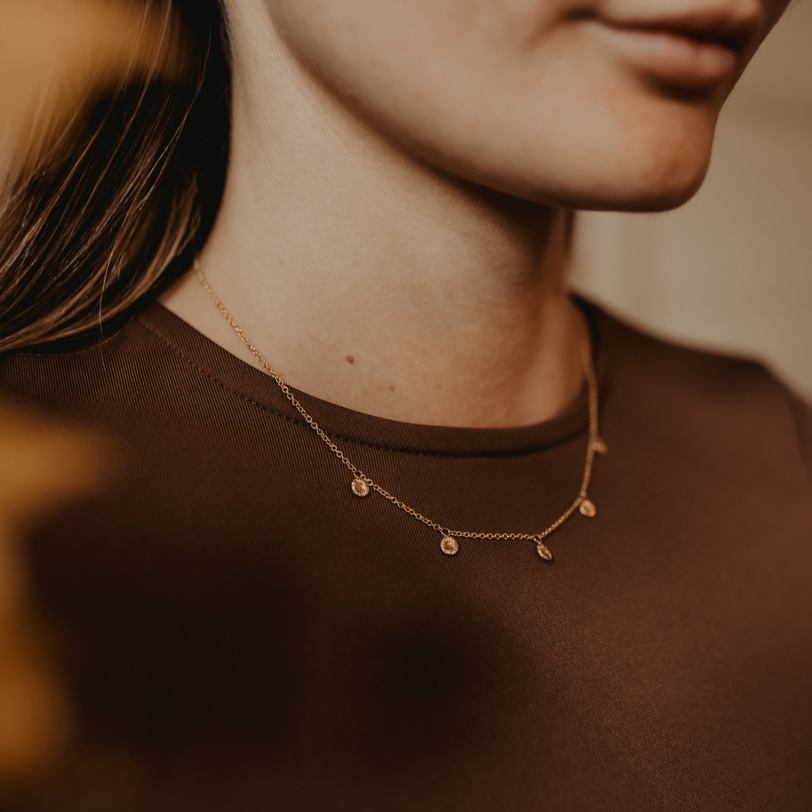 Silverhalsband med fem små droppar.