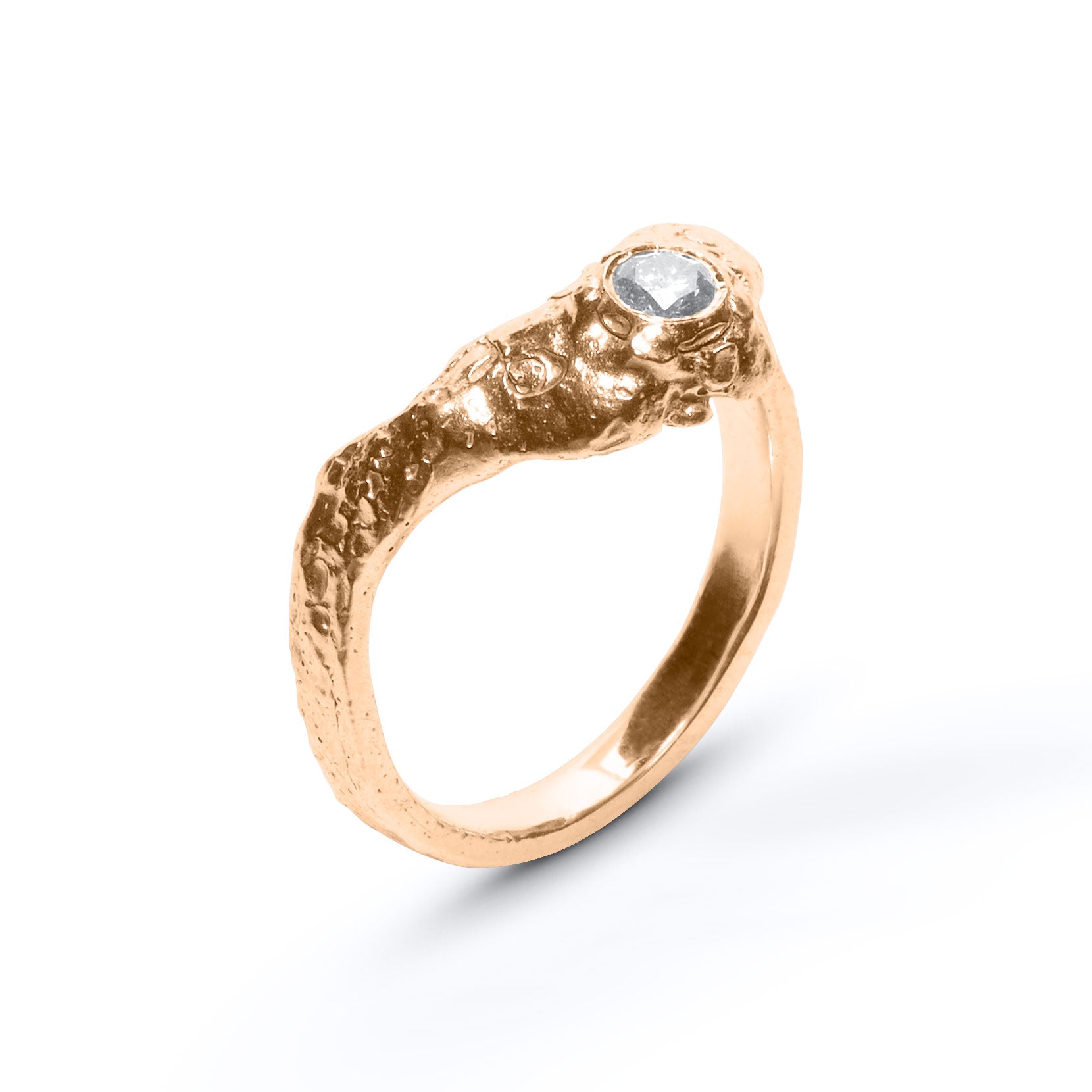 KARG ring i 18k guld med diamant, V-formad design