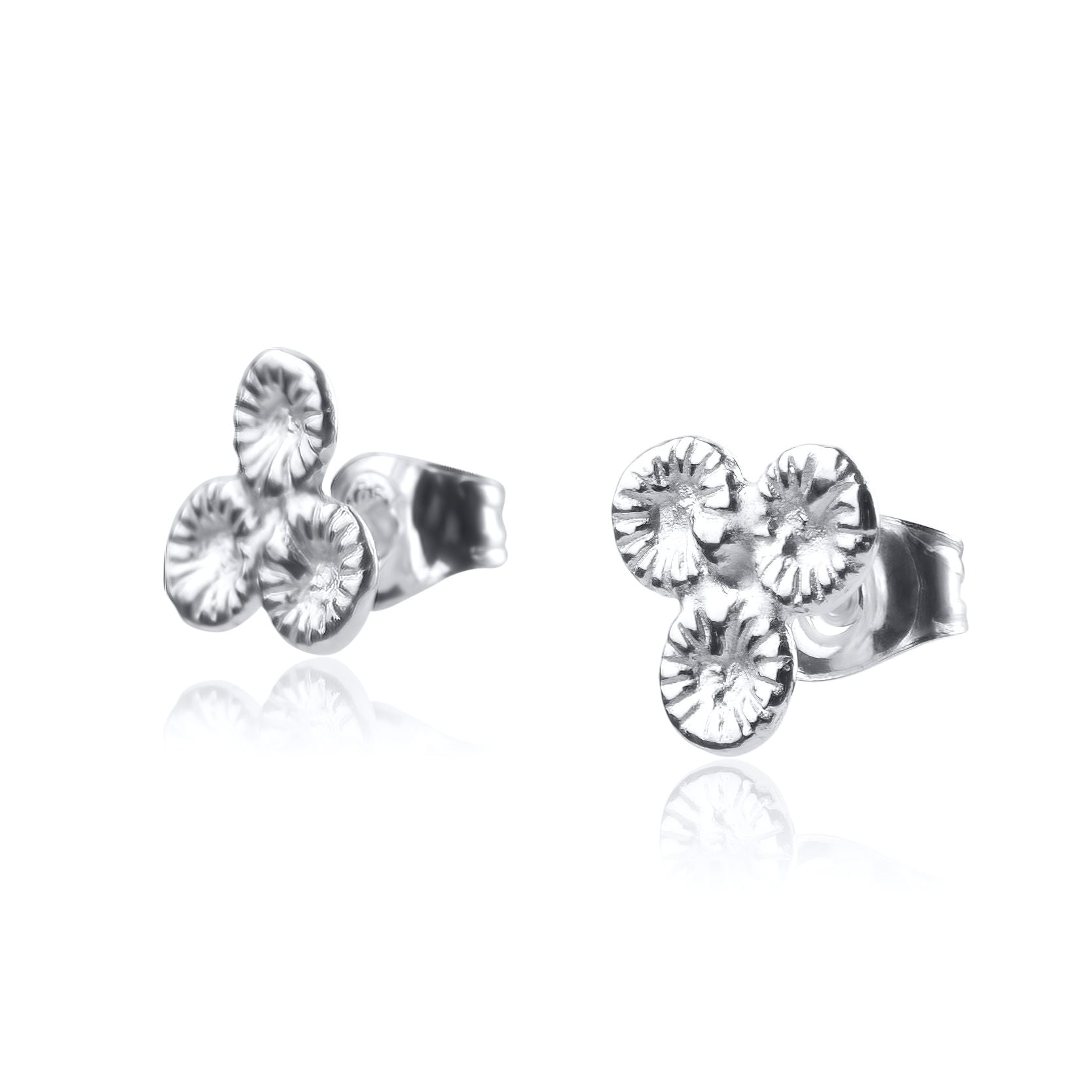 Knappkorall örhängen i silver, närbild