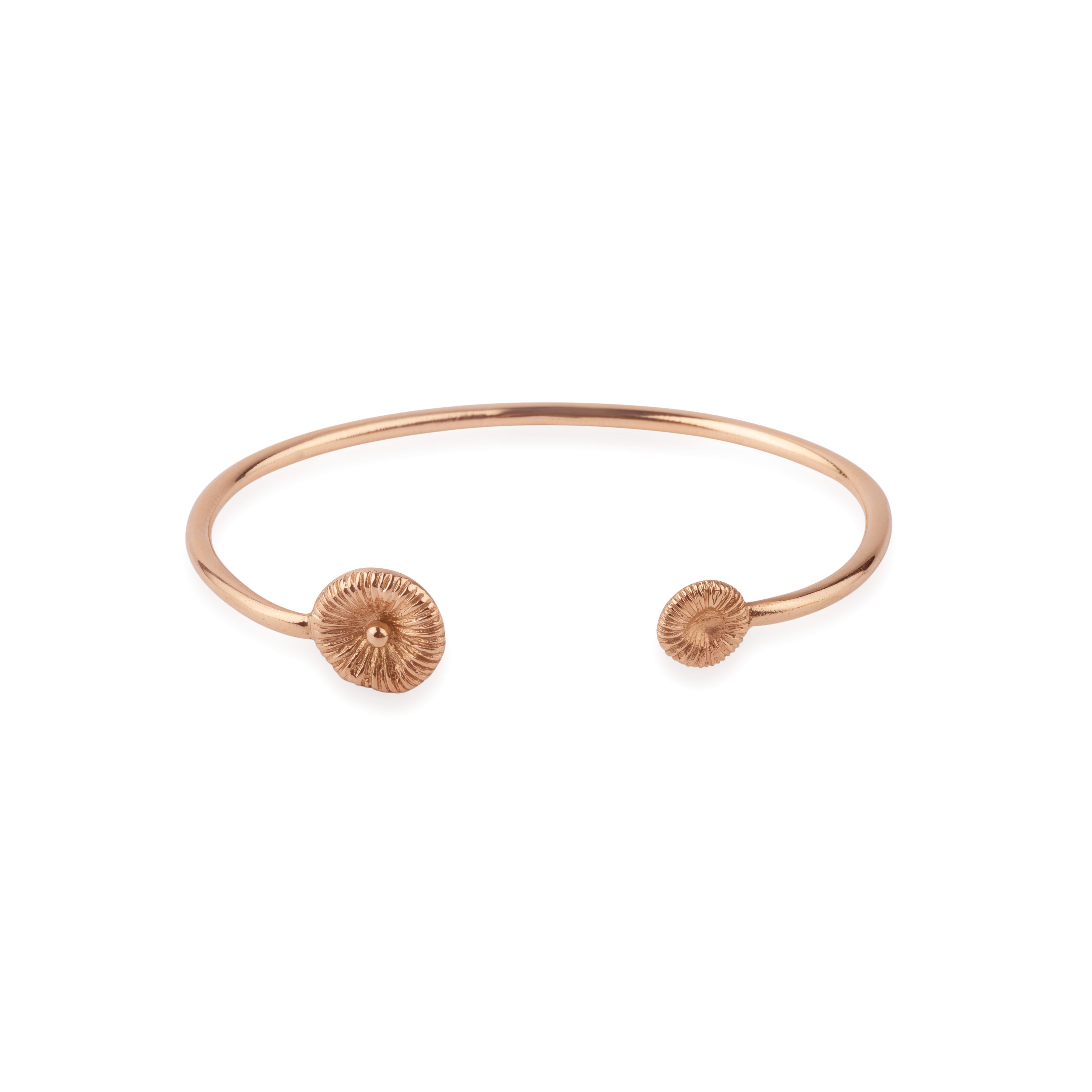 Knappkorall stelt armband i silver på handled