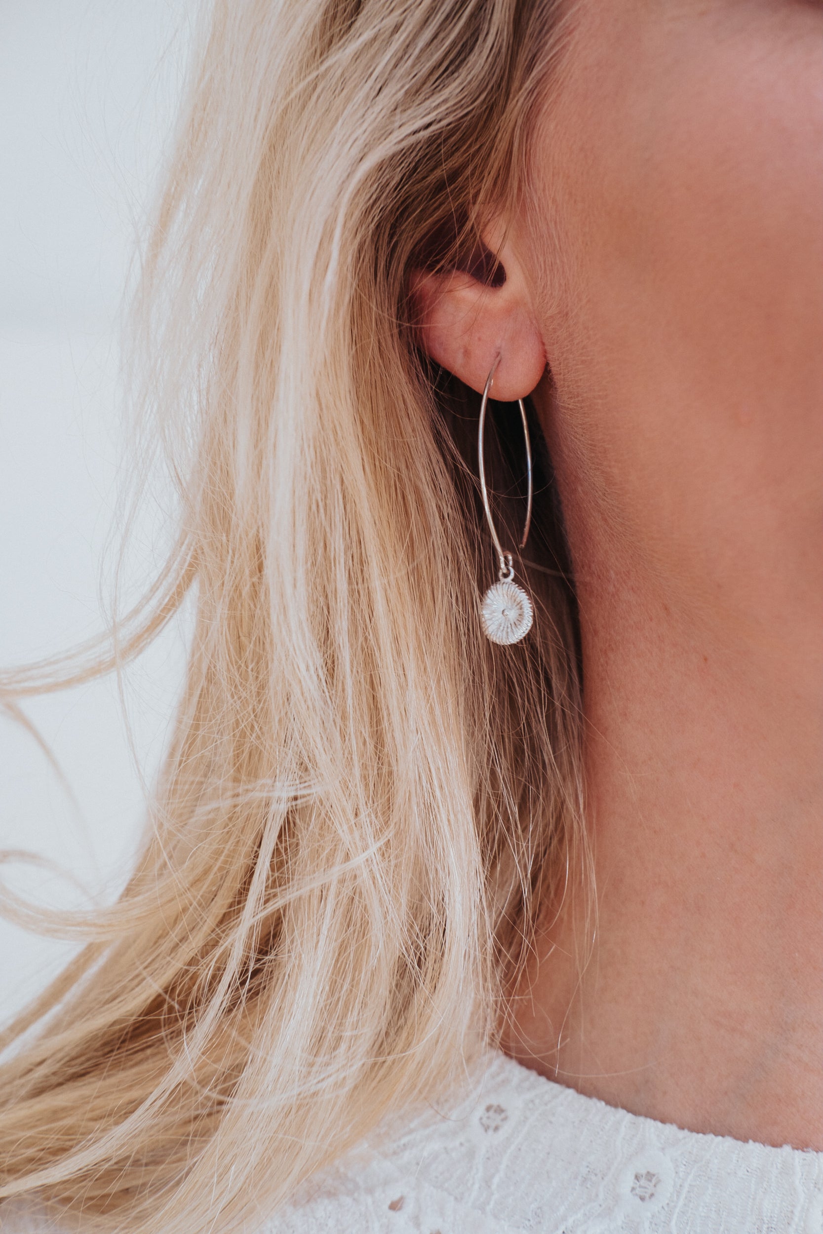 Knappkorall örhänge i silver på lång krok