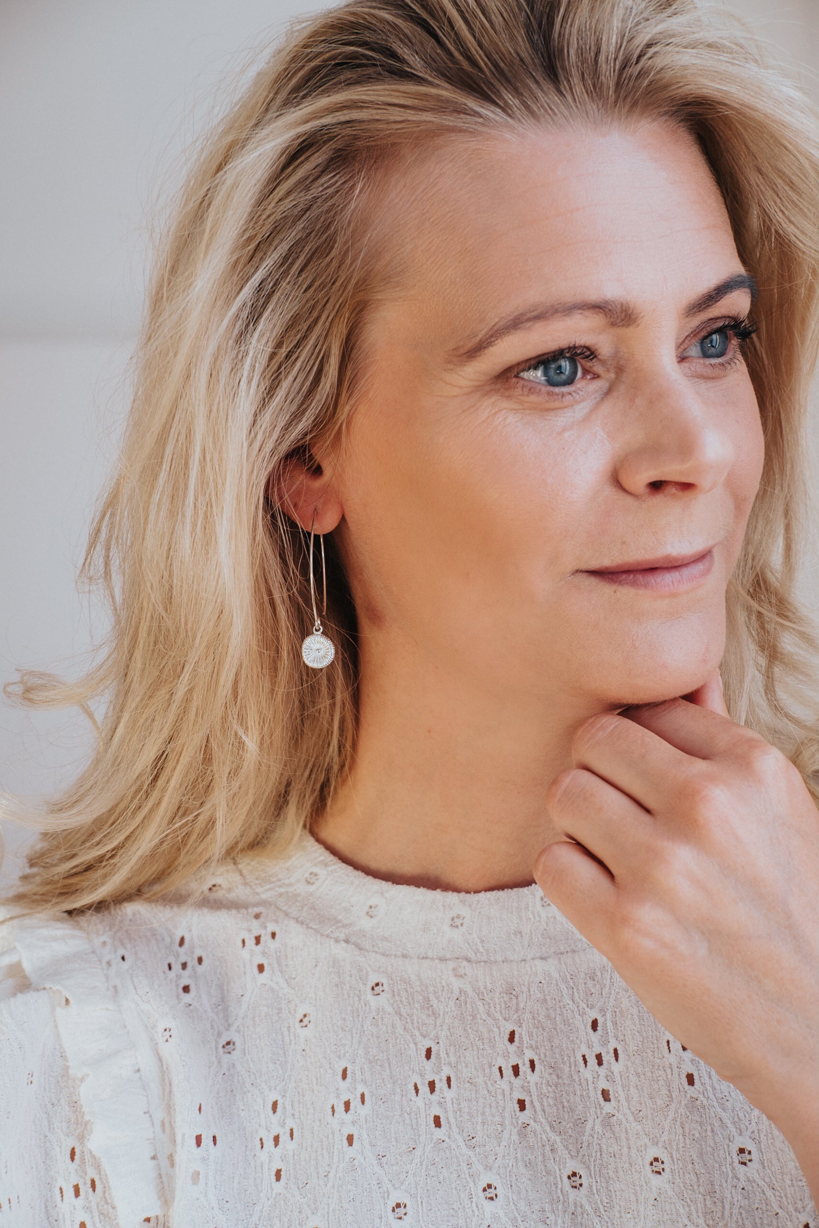 Knappkorall örhänge i silver på modell