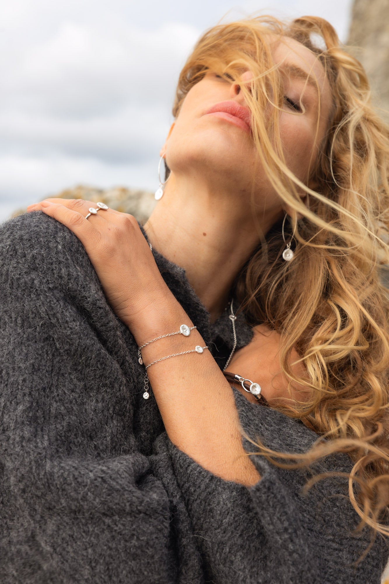 Knappkorall - Örhängen på lång krok