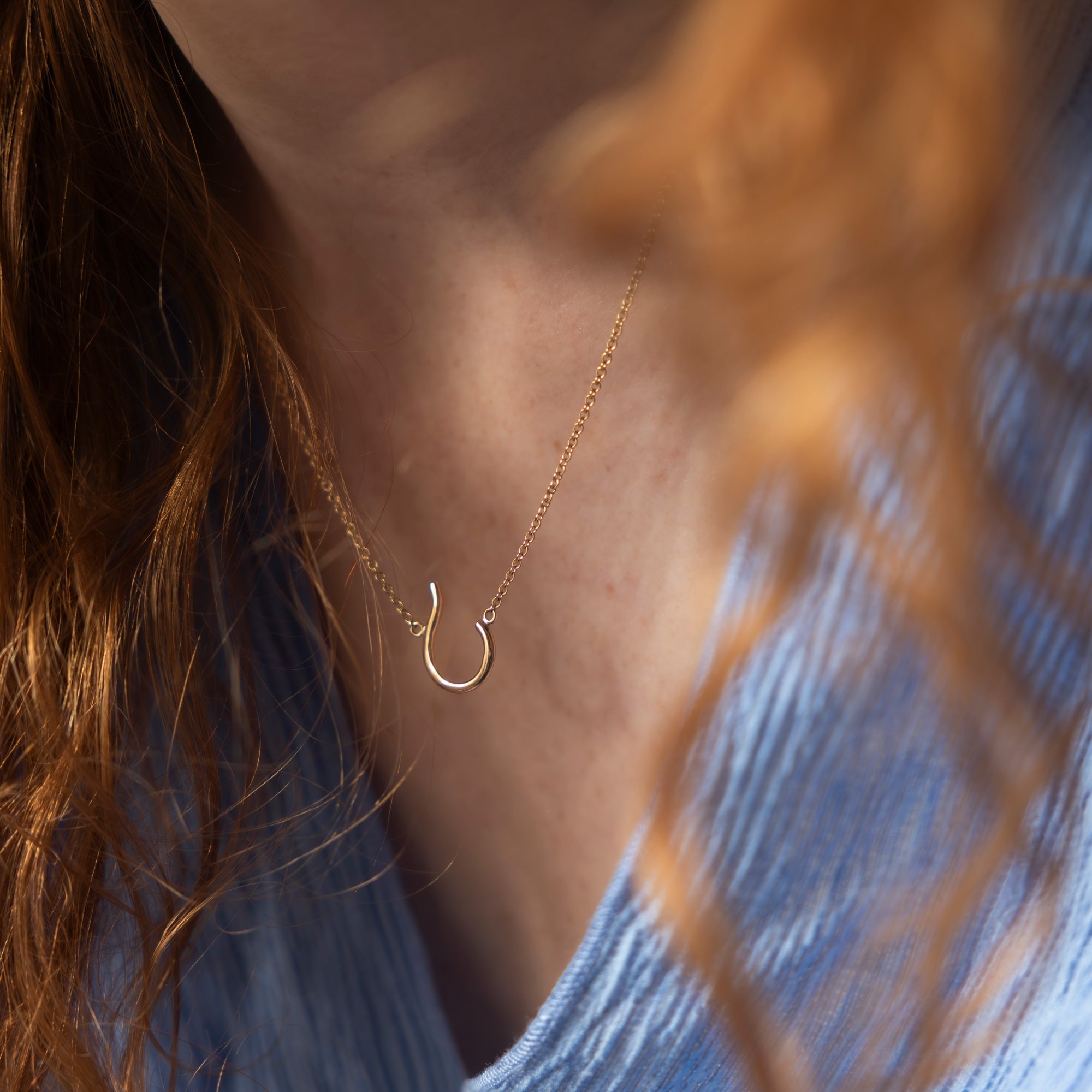 Martall halsband i elegant design inspirerat av krokig tall, perfekt för vardag och fest