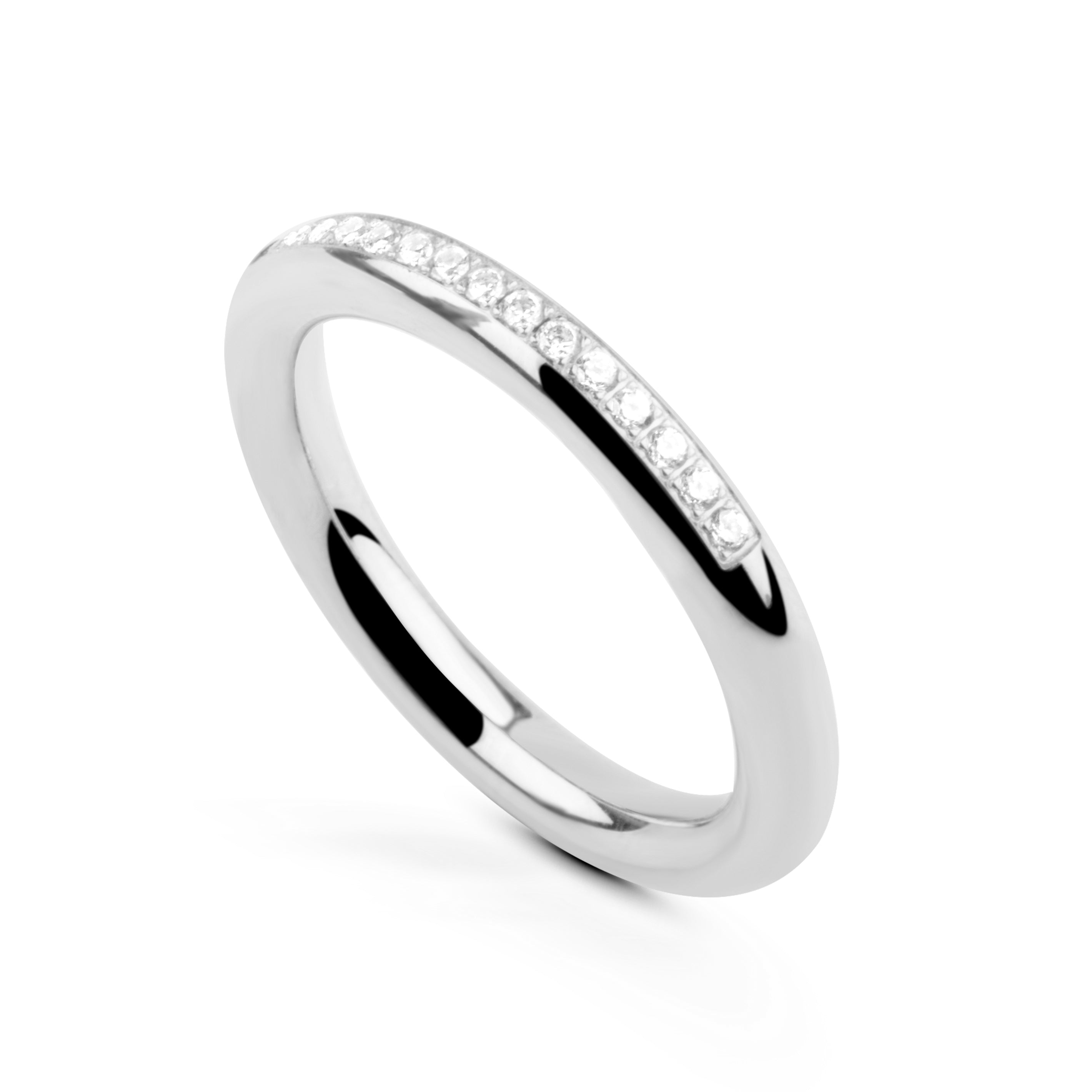 Almedalen ring i 18k guld med helrund skena och 15 diamanter i fadenfattning