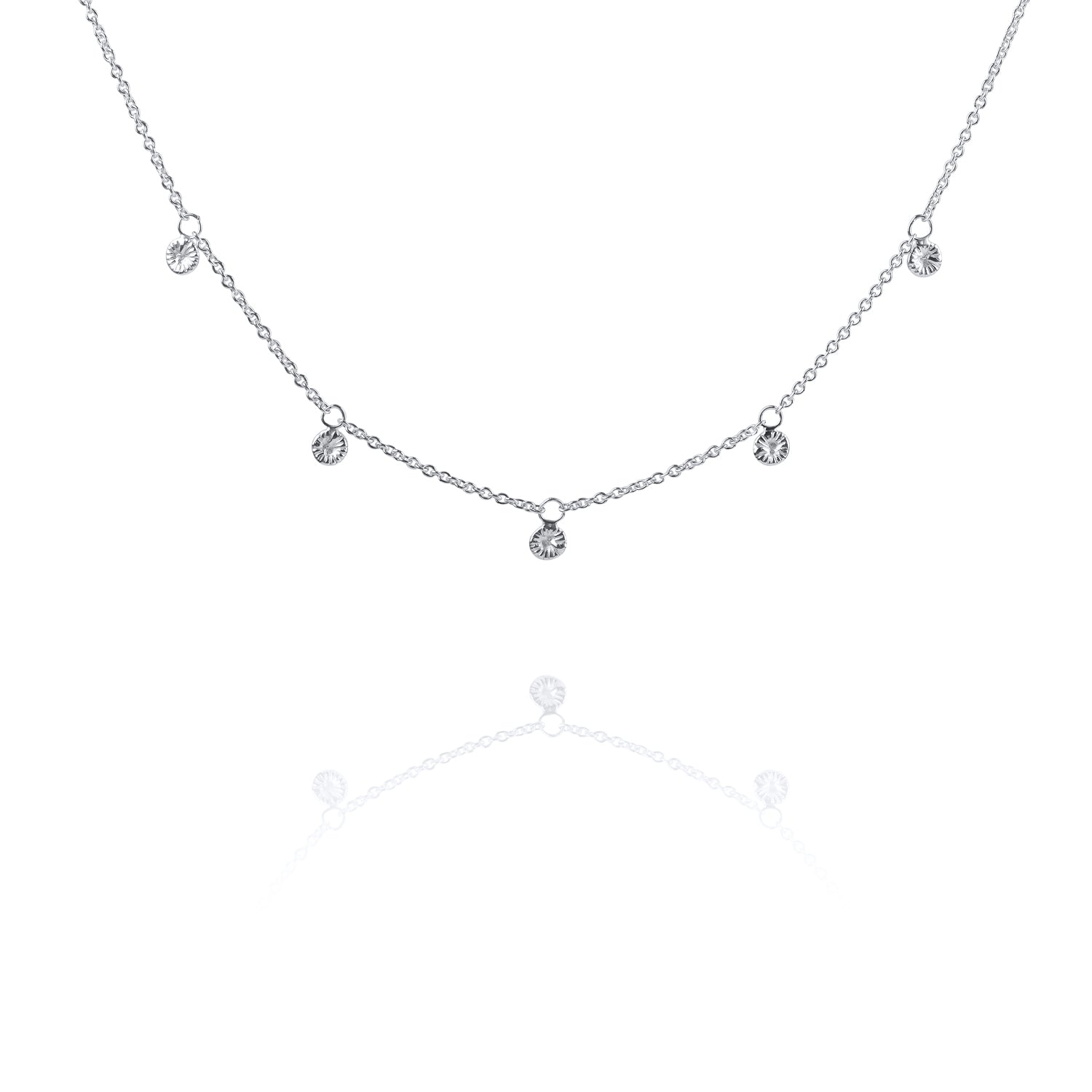 Silverhalsband med fem små droppar.
