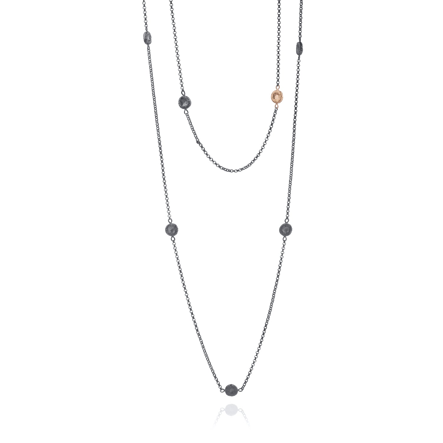 Knappkorallhalsband i svart på vit bakgrund