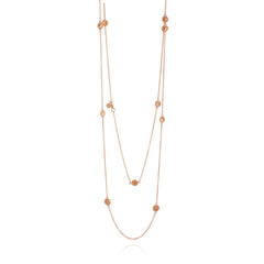 Knappkorallhalsband i roséguld på vit bakgrund